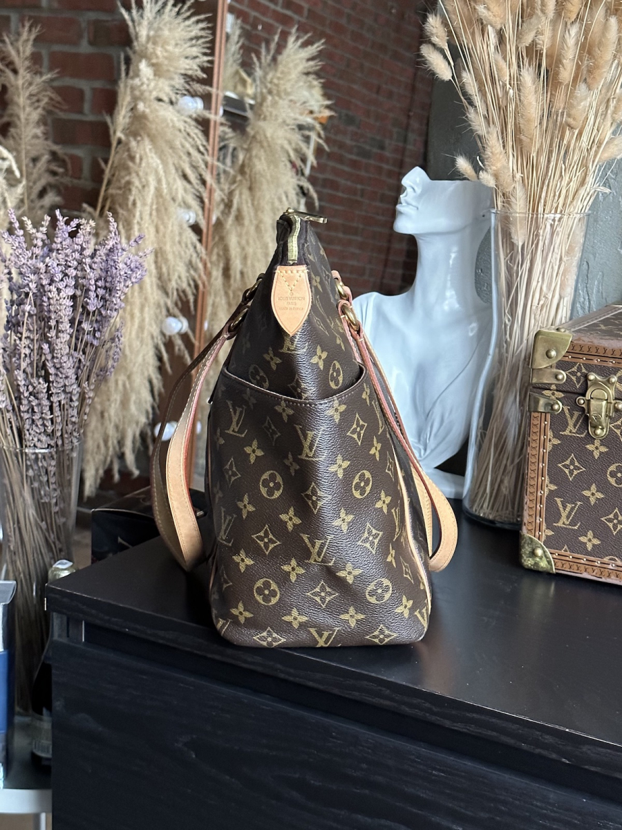 Сумка Louis Vuitton Totally MM